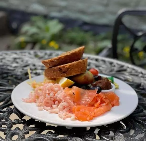 酒店 The Fountain Inn & Riverside Restaurant