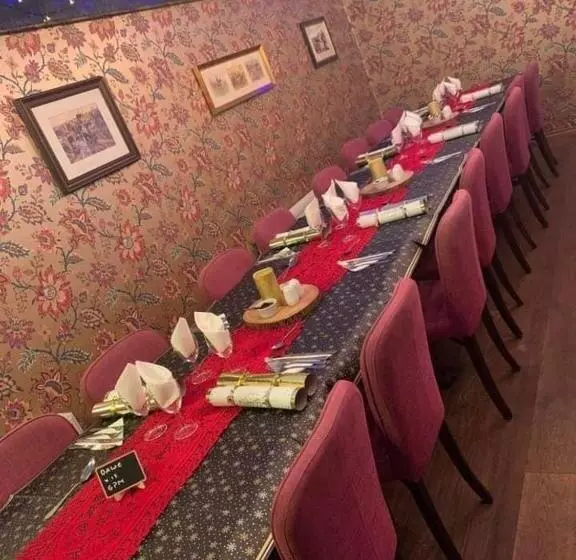 酒店 The Fountain Inn & Riverside Restaurant