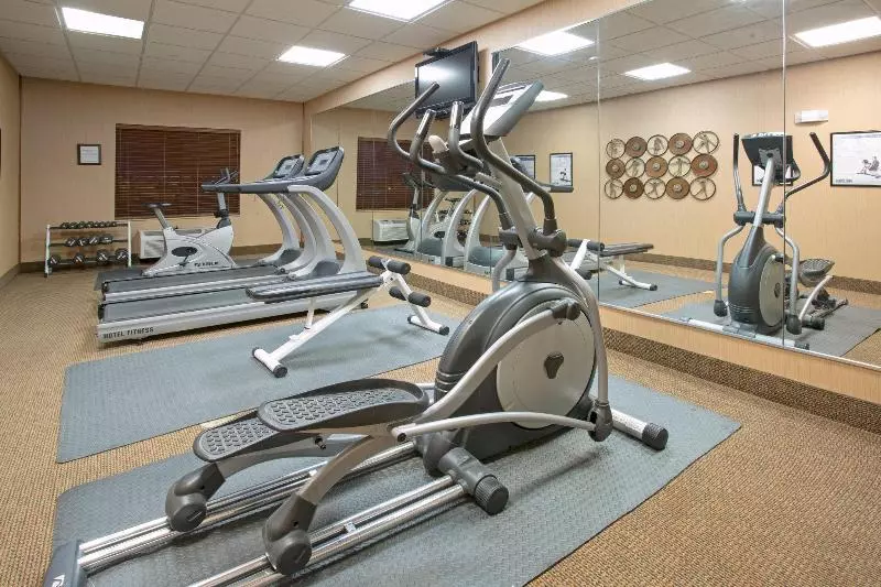 Отель Holiday Inn Express & Suites Pueblo, An Ihg