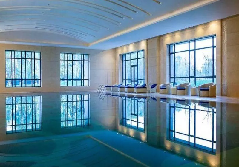 Отель Renaissance Tianjin Lakeview