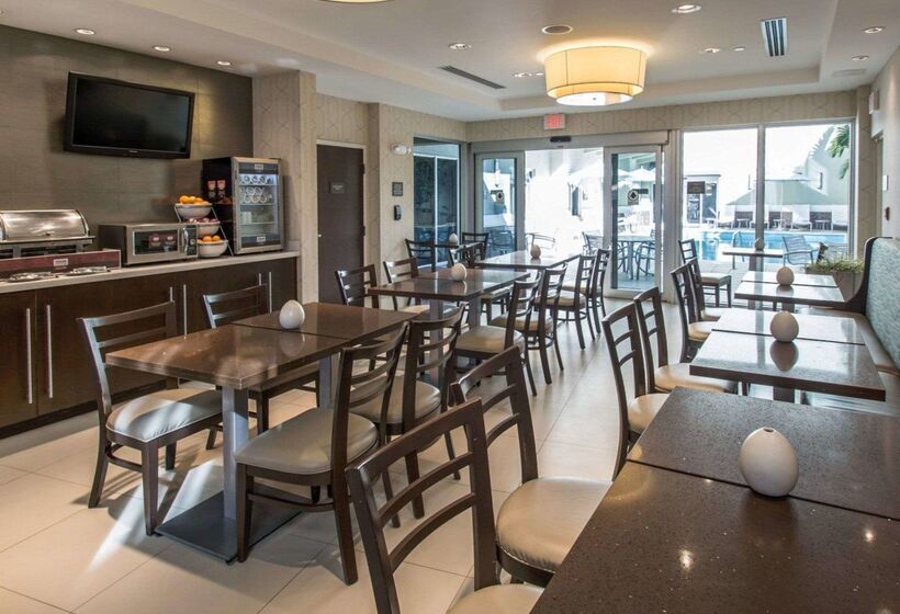 בית מלון כפרי Comfort Suites Miami Airport North