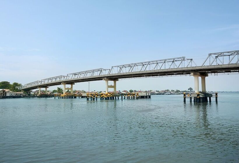 בית מלון כפרי Mercure Pontianak City Center