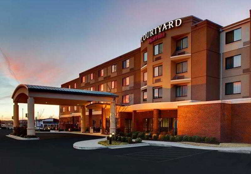 בית מלון כפרי Courtyard By Marriott Fayetteville