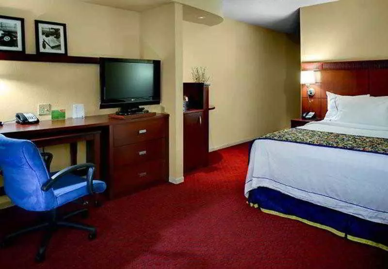 Отель Courtyard By Marriott Fayetteville