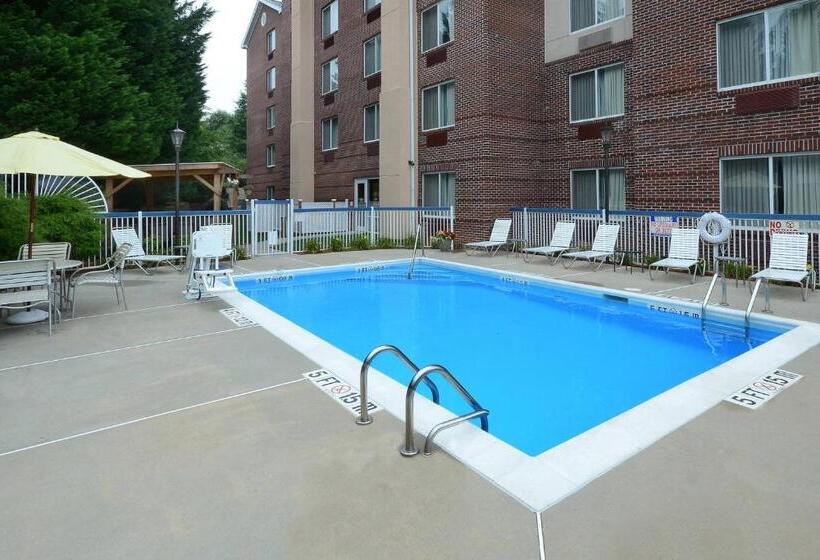 בית מלון כפרי Fairfield Inn Greensboro Airport
