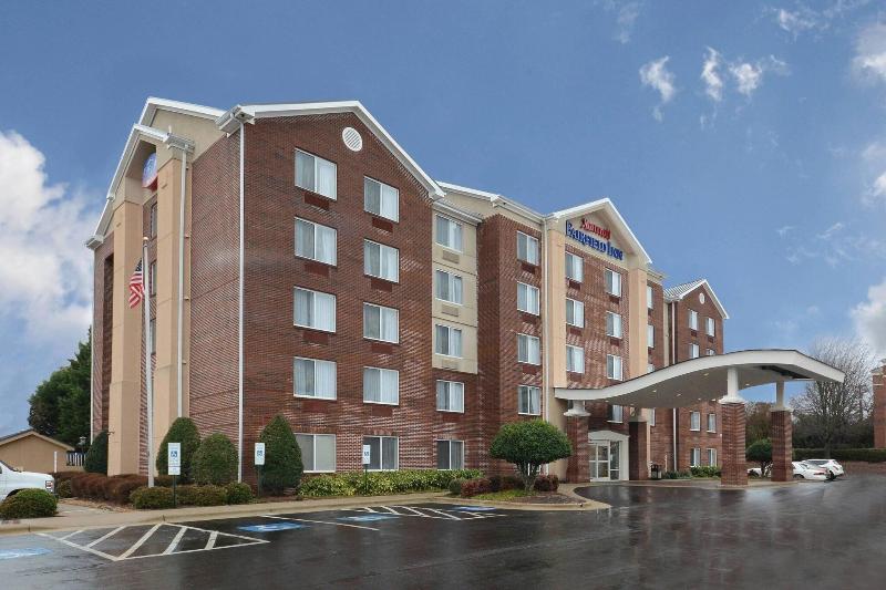 בית מלון כפרי Fairfield Inn Greensboro Airport