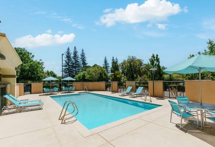 هتل Hampton Inn & Suites West Sacramento