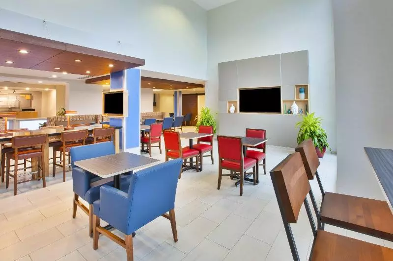 Отель Holiday Inn Express Rochester Victor, An Ihg