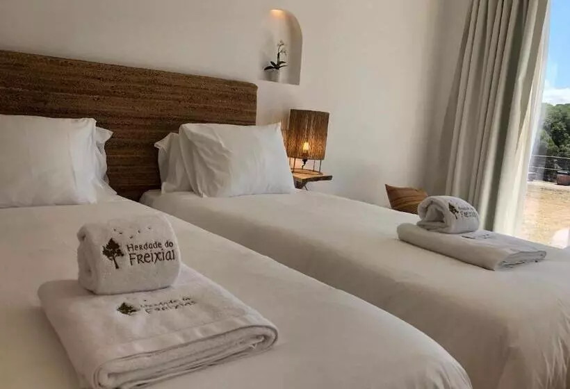 مسافرخانه Herdade Do Freixial Turismo Rural