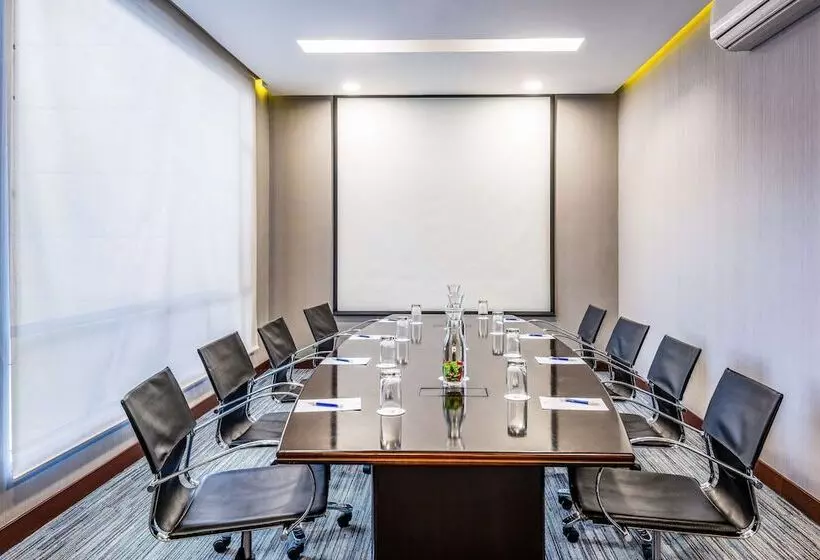 酒店 NH Bogota Urban 93 Royal