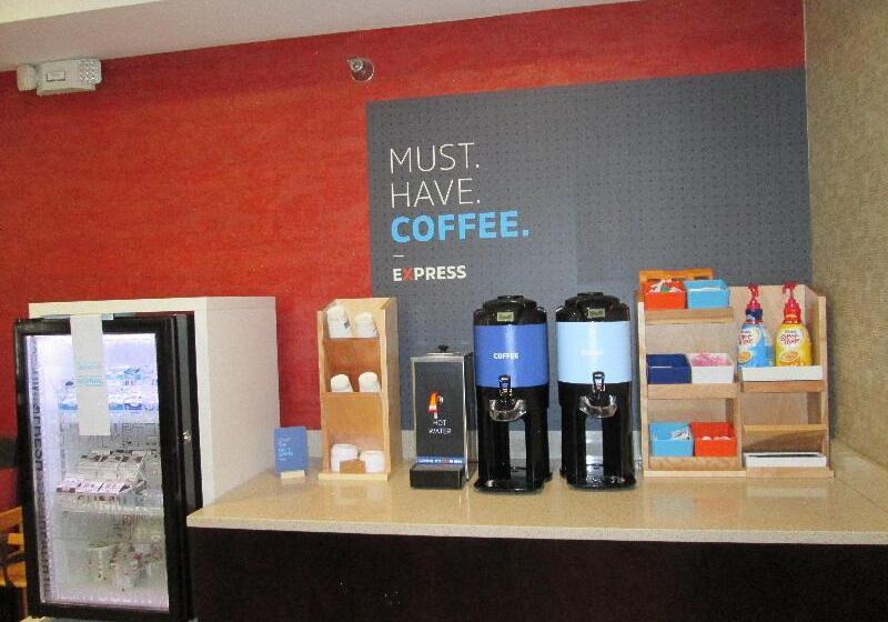 Отель Holiday Inn Express Cloverdale   Greencastle, An Ihg