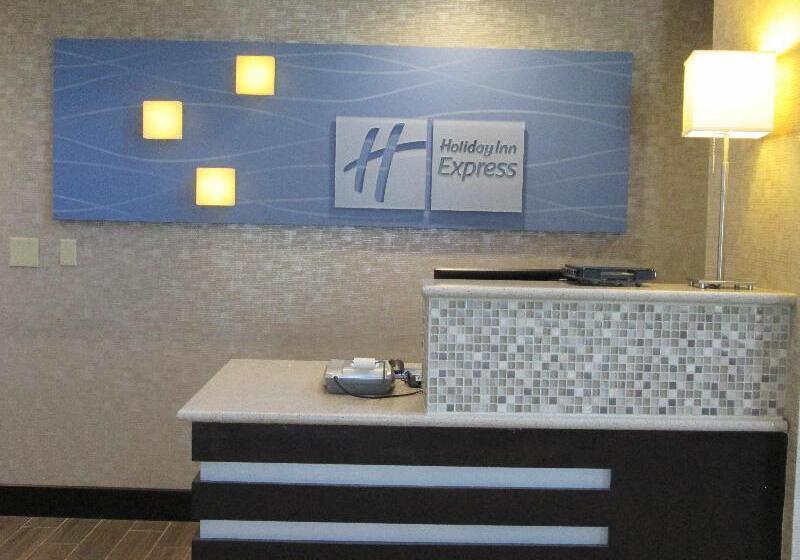 Отель Holiday Inn Express Cloverdale   Greencastle, An Ihg