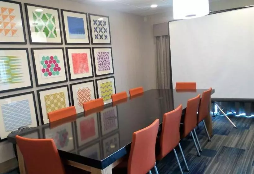 Holiday Inn Express Hotel & Suites Muncie By Ihg