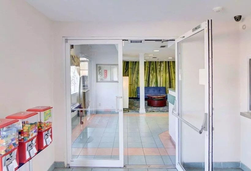 酒店 Rodeway Inn & Suites Lewisville I 35