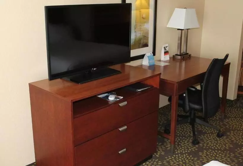 Отель Holiday Inn Express & Suites Starkville By Ihg