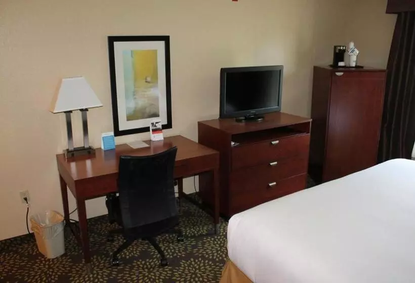Отель Holiday Inn Express & Suites Starkville By Ihg
