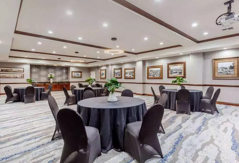 Hotel Clarion Pointe Sulphur Springs