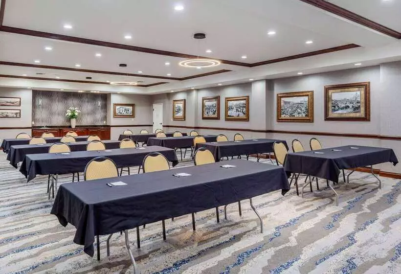 Hotel Clarion Pointe Sulphur Springs