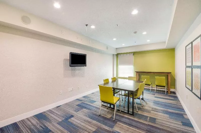 Holiday Inn Express Hotel & Suites Columbus, An Ihg