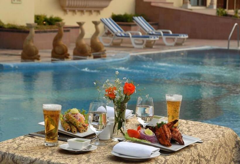 בית מלון כפרי Rajasthali Resort & Spa