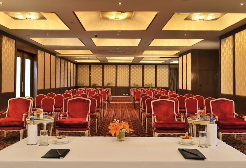 בית מלון כפרי Rajasthali Resort & Spa