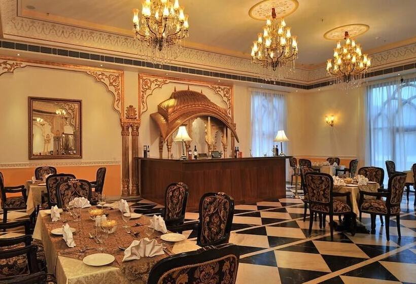 בית מלון כפרי Rajasthali Resort & Spa