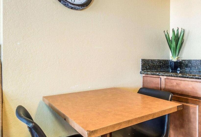 ホテル Pueblo Inn