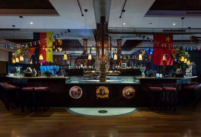 Отель Wyndham Grand Qingdao