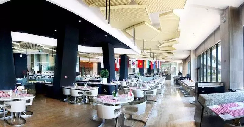 Отель Wyndham Grand Qingdao