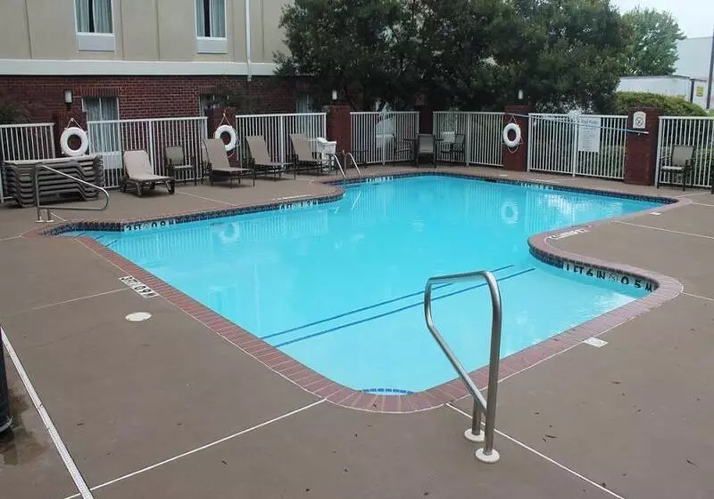 Отель Holiday Inn Express & Suites Ripley, An Ihg