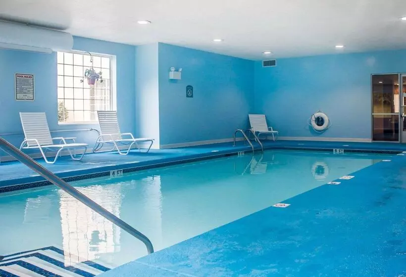 Отель Comfort Inn & Suites