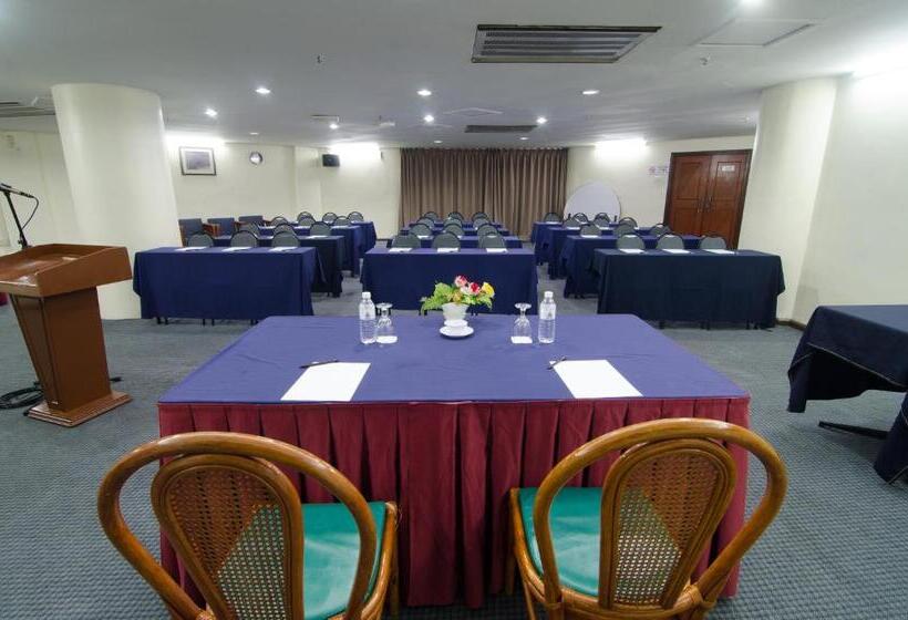 فندق Coral Bay Resort