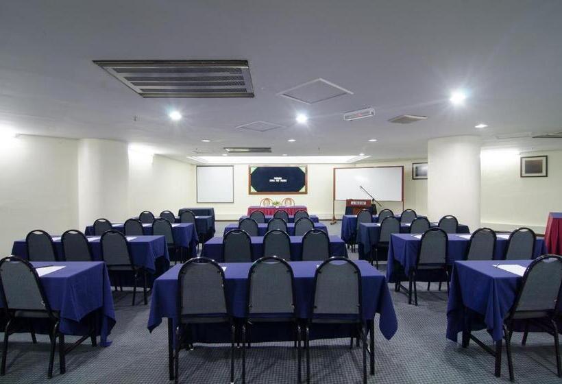 فندق Coral Bay Resort