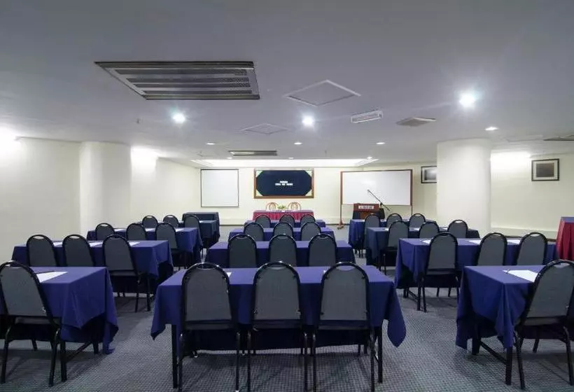 فندق Coral Bay Resort