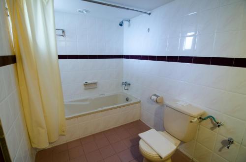 فندق Coral Bay Resort