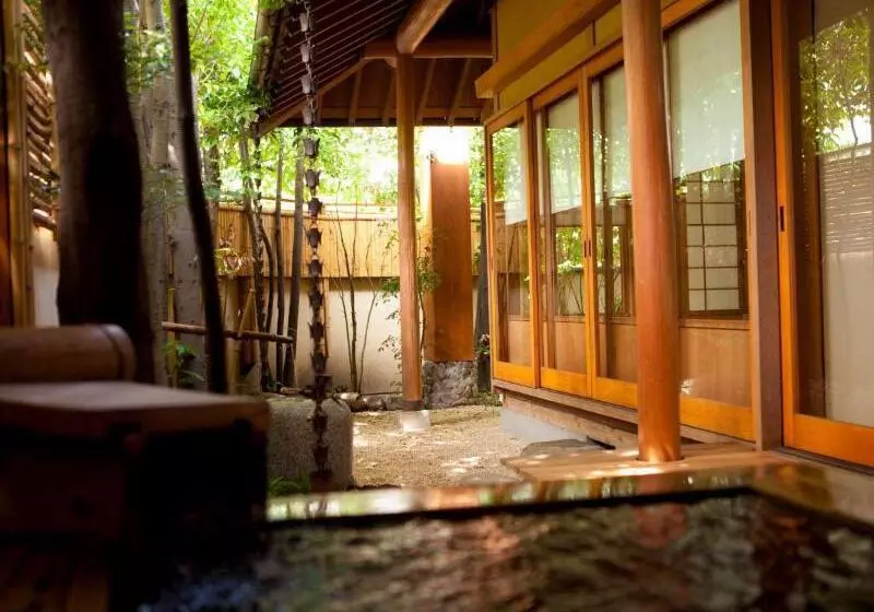 Hotel Yufuin Santokan