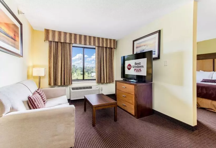 호텔 White Pine Inn & Suites