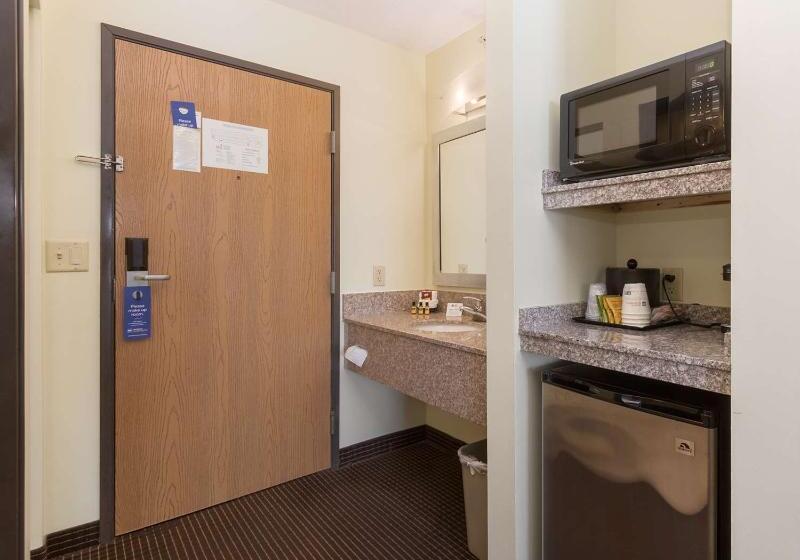 Отель White Pine Inn & Suites