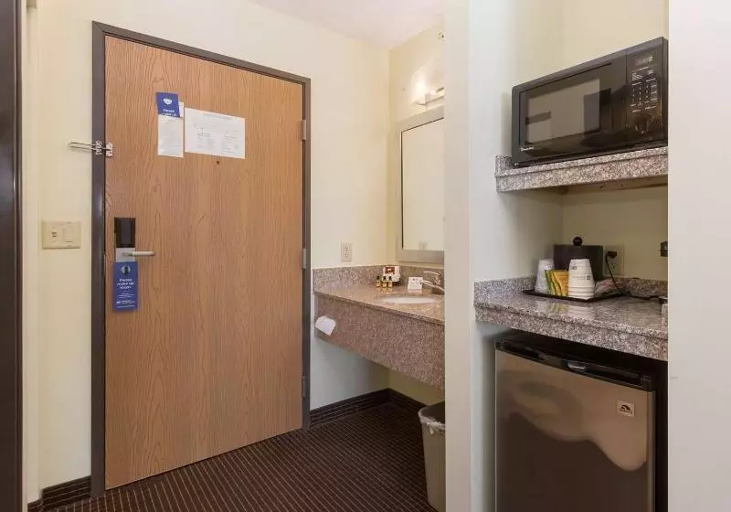 호텔 White Pine Inn & Suites