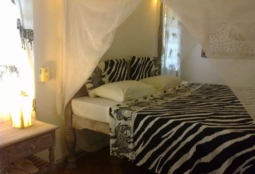 هتل Marine Holiday House