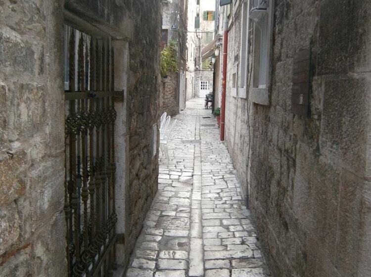 Rooms And Apartments Djanovic