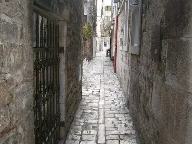 Rooms And Apartments Djanovic