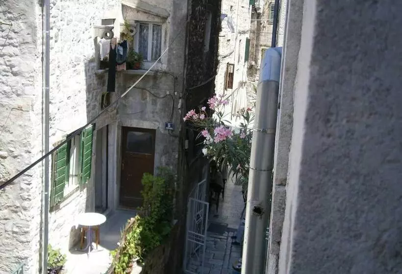 Rooms And Apartments Djanovic