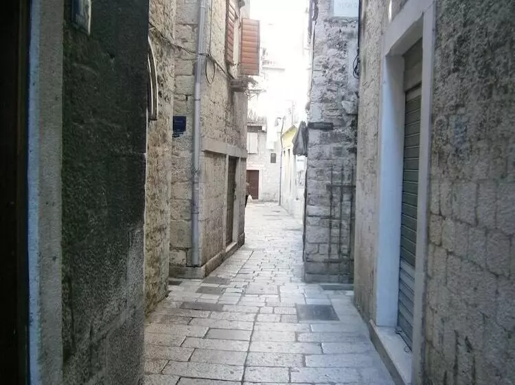 Rooms And Apartments Djanovic