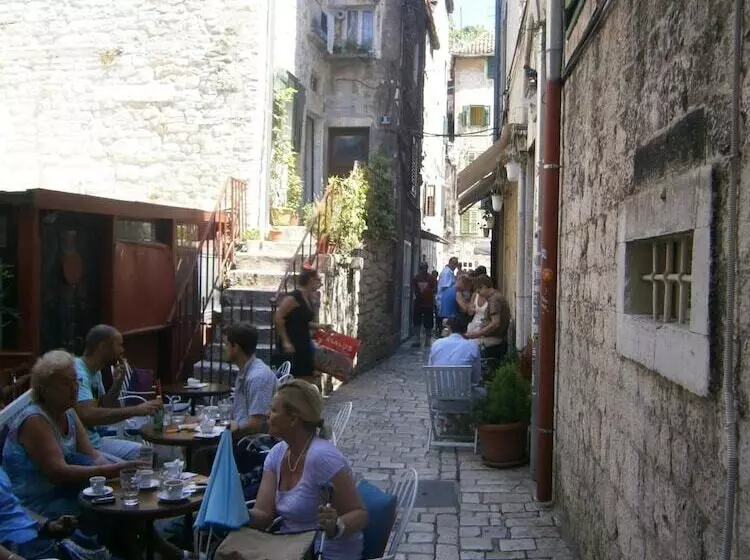 Rooms And Apartments Djanovic