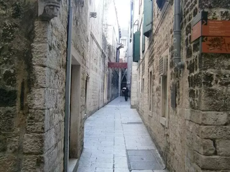 Rooms And Apartments Djanovic