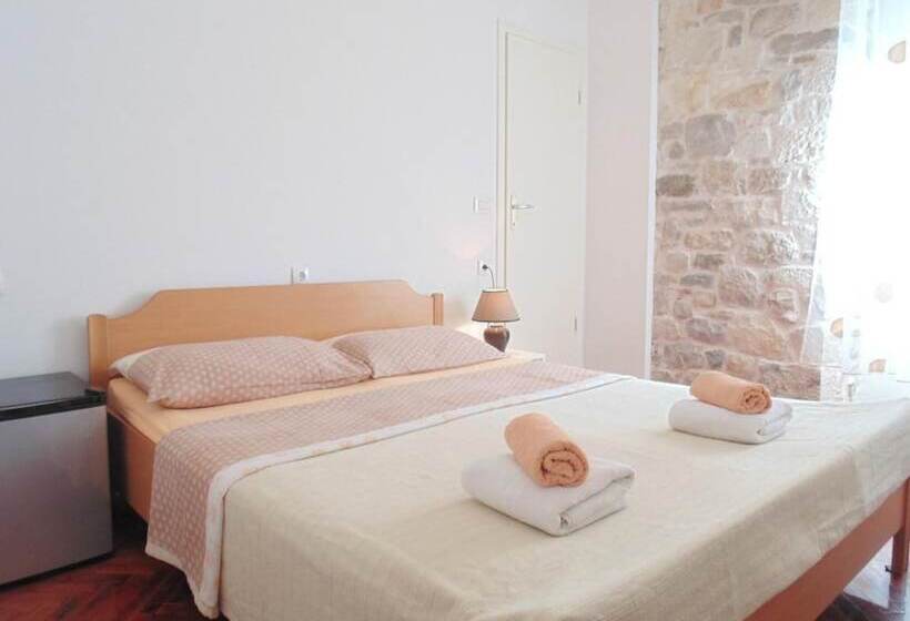 Rooms And Apartments Djanovic