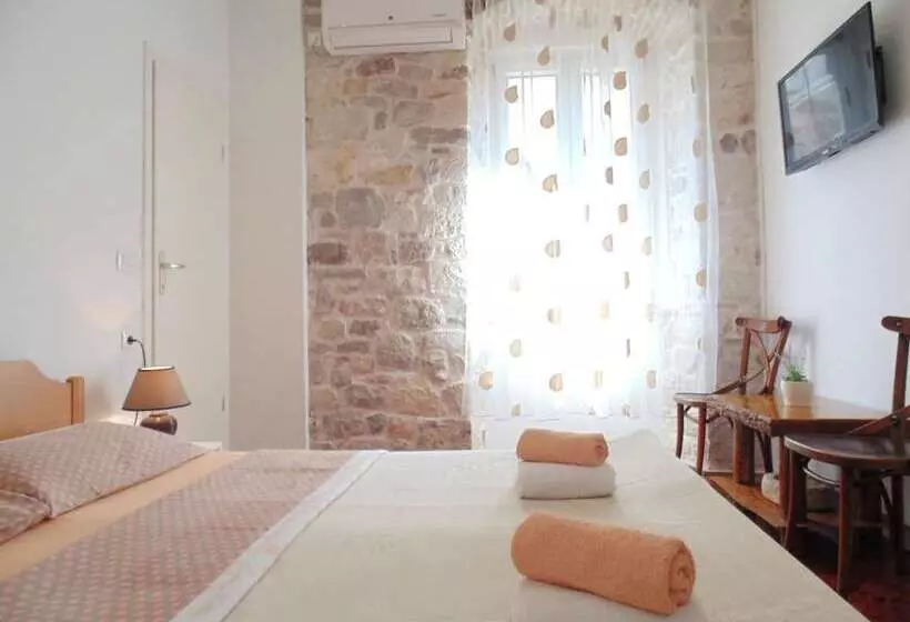 Rooms And Apartments Djanovic