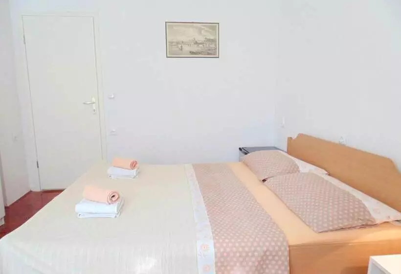 Rooms And Apartments Djanovic