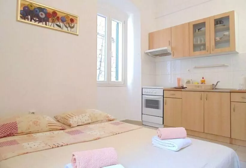 Rooms And Apartments Djanovic